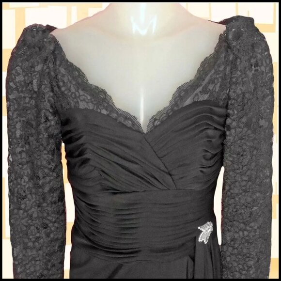 Black Lace Sheath, Long Sleeve Dress, 50s Style with Rhinestone Brooch - 90s - Picture 6 of 14